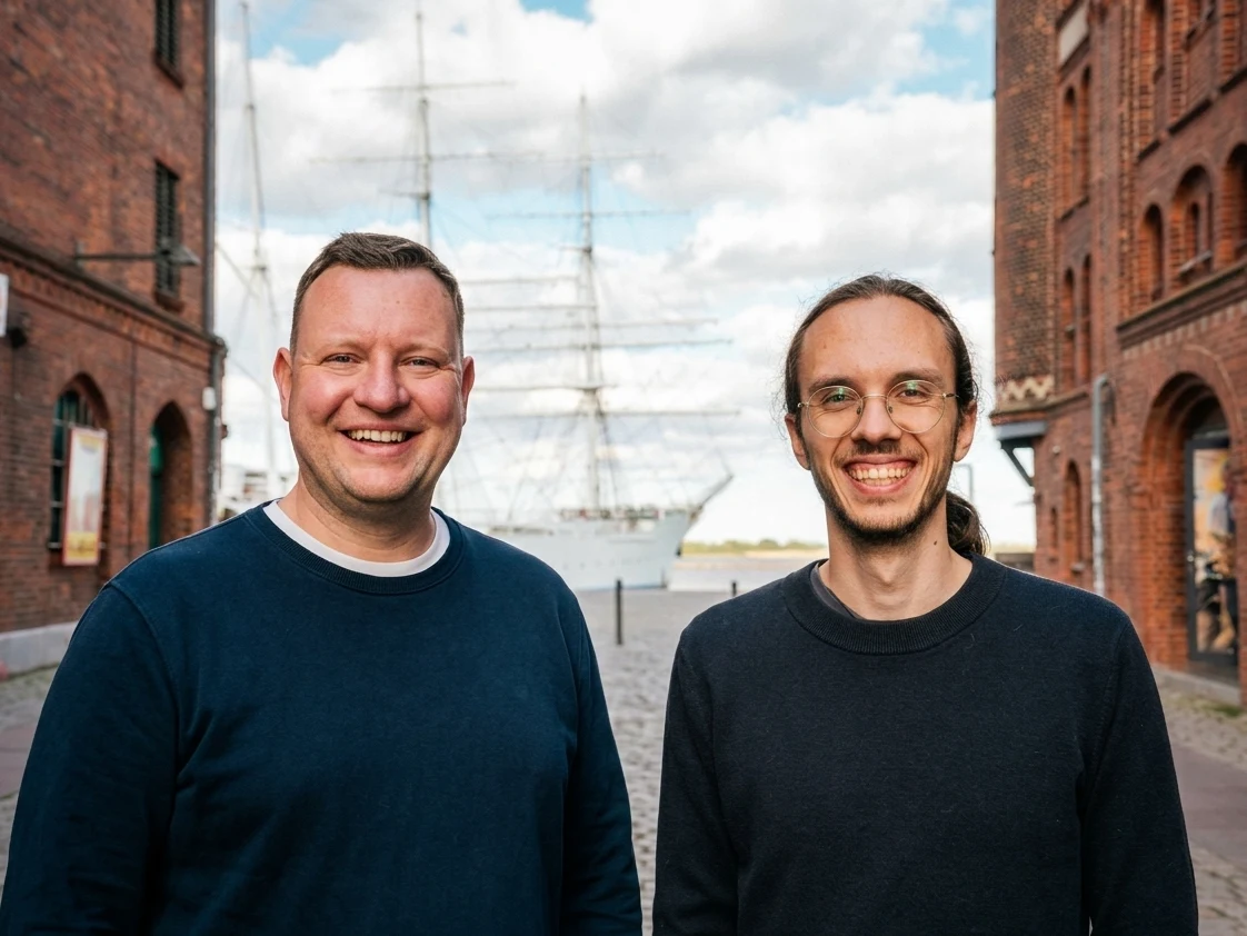 Mathias und Tom, die Gründer der Recruiting- und Marketingagentur Talentküste, stehen gemeinsam in einer Gasse in Stralsund.